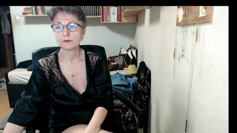 maturekate online show from October 18, 7:11 am