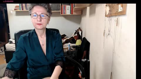 maturekate online show from October 12, 6:16 am