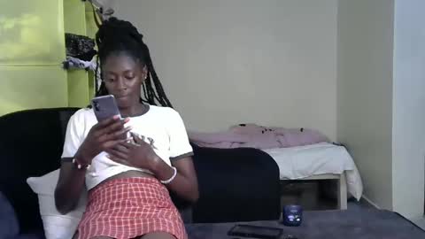 Snapshot of maxxinepetite chatting on January 19, 8:51 pm maxxinepetite online show from January 19, 8:51 pm