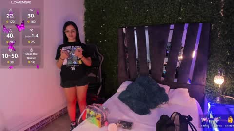 Snapshot of maya_blue_ chatting on December 18, 3:58 am Maya online show from December 18, 3:58 am