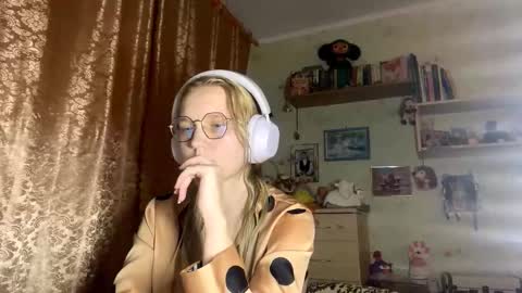 Lola online show from October 2, 7:19 pm