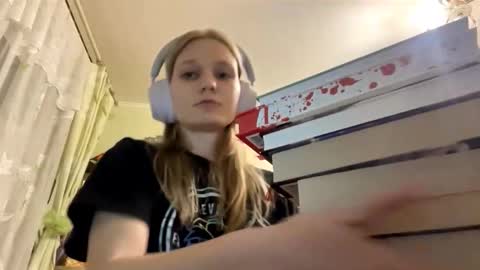 Lola online show from September 25, 4:28 pm