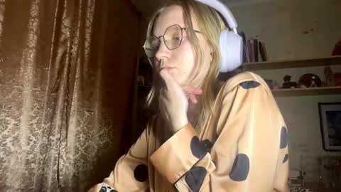 Lola online show from October 4, 7:40 pm