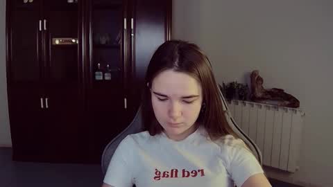 maybloom_ online show from November 20, 9:21 am