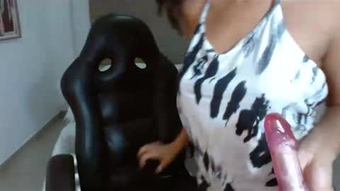 Snapshot of maydivaxox chatting on December 14, 1:06 am MAYA online show from December 14, 1:06 am