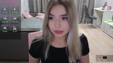 Snapshot of maymallorie chatting on October 19, 11:51 pm may online show from October 19, 11:51 pm