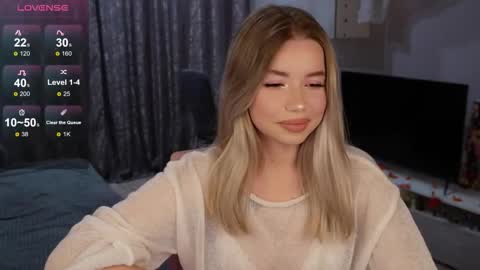 Snapshot of maymallorie chatting on October 31, 8:35 pm may online show from October 31, 8:35 pm