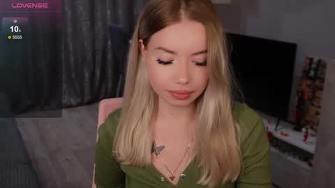 Snapshot of maymallorie chatting on October 30, 1:19 am may online show from October 30, 1:19 am