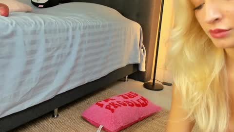 Snapshot of mazeekiin chatting on October 14, 1:57 pm Maze online show from October 14, 1:57 pm