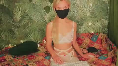 meeeewmeeeeow online show from October 24, 10:17 pm