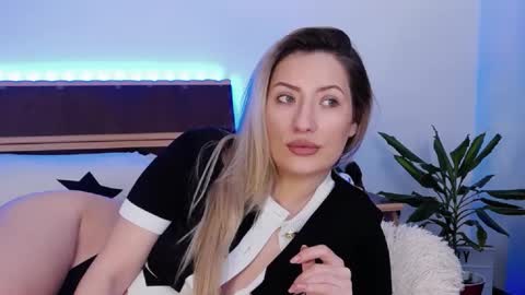 Snapshot of megan_blazee chatting on February 21, 8:27 pm Megan Blazee online show from February 21, 8:27 pm