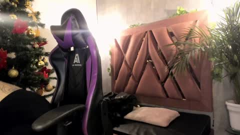 Snapshot of megan_inked_ chatting on December 22, 2:06 am online show from December 22, 2:06 am