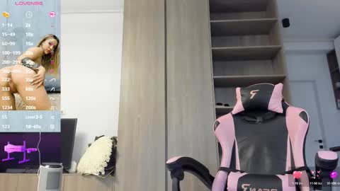 Snapshot of megan_ros_ chatting on October 9, 5:44 am Megan online show from October 9, 5:44 am