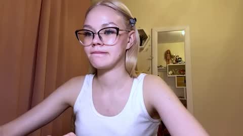 Mia online show from March 19, 5:17 pm