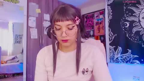 Snapshot of mel_dahlia chatting on September 26, 4:48 pm Melissa  -  -  Please help me to reach 100 thumbs up online show from September 26, 4:48 pm