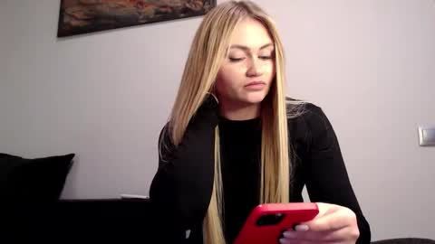 Melania online show from December 5, 4:34 pm