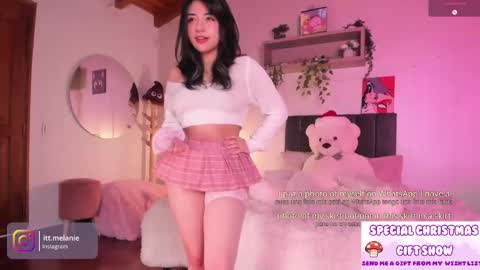 Snapshot of melanie_owo chatting on December 10, 1:11 pm Melanie online show from December 10, 1:11 pm