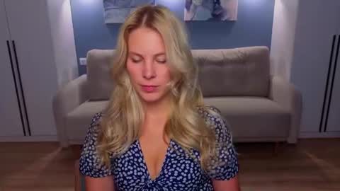 Melanie Bennett online show from June 25, 7:02 am