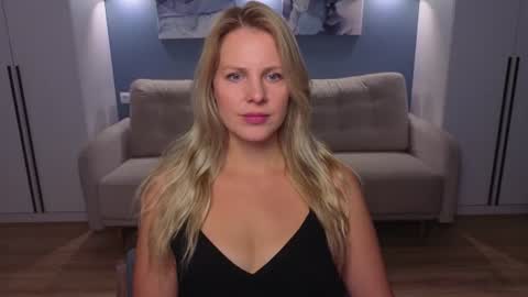 Melanie Bennett online show from July 28, 8:56 am