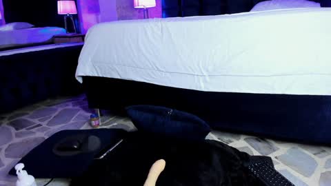 Snapshot of melanieroux chatting on December 15, 7:53 pm Melanie Roux online show from December 15, 7:53 pm