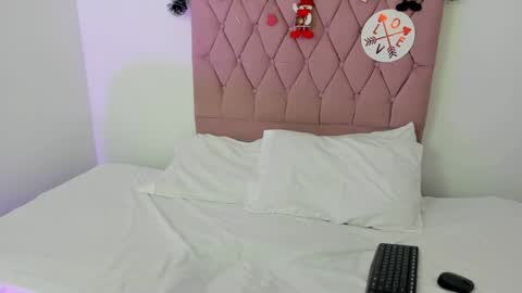 Snapshot of melaniross chatting on December 9, 7:39 pm Meli online show from December 9, 7:39 pm