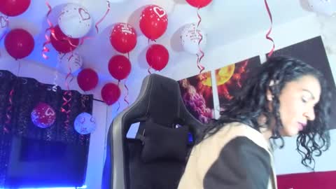 melannia_hills online show from February 18, 7:10 am