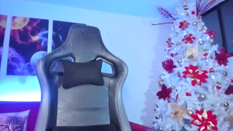 melannia_hills online show from December 28, 7:00 am