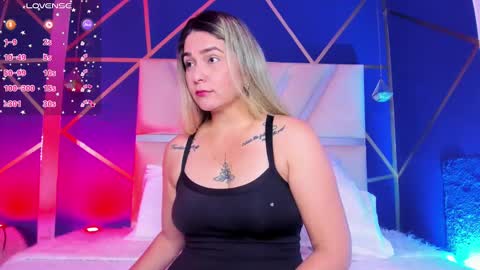 Snapshot of melanyvega_ chatting on February 27, 12:23 pm Melany  online show from February 27, 12:23 pm