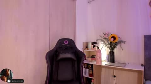 Snapshot of melina_ferrer1 chatting on October 7, 2:32 pm EI online show from October 7, 2:32 pm