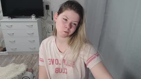 Snapshot of melissa__ray chatting on February 20, 2:40 am Melissa Ray online show from February 20, 2:40 am
