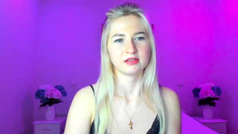 Snapshot of mellina_tey chatting on December 8, 10:36 pm Mellina online show from December 8, 10:36 pm