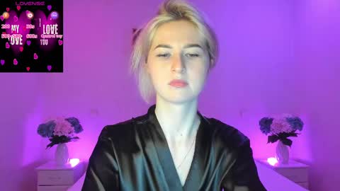 Snapshot of mellina_tey chatting on February 17, 9:43 pm Mellina online show from February 17, 9:43 pm