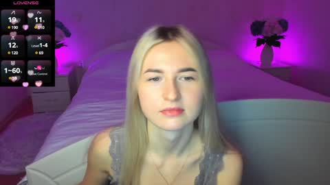 Snapshot of mellina_tey chatting on December 14, 9:45 pm Mellina online show from December 14, 9:45 pm