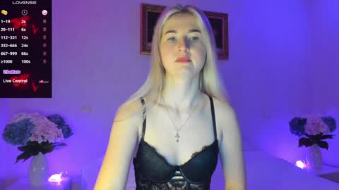Snapshot of mellina_tey chatting on February 4, 10:02 pm Mellina online show from February 4, 10:02 pm