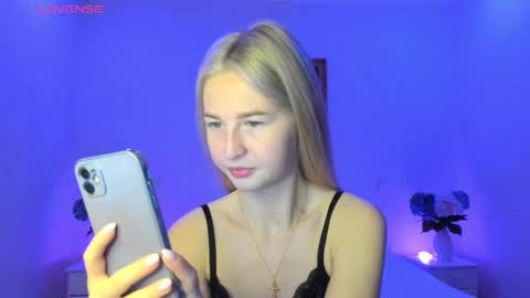 Snapshot of mellina_tey chatting on March 8, 9:40 pm Mellina online show from March 8, 9:40 pm