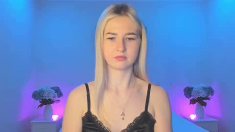 Snapshot of mellina_tey chatting on February 18, 6:17 pm Mellina online show from February 18, 6:17 pm