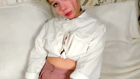 MelMooon online show from February 22, 8:54 pm