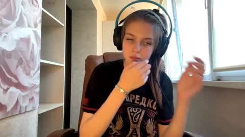 Snapshot of melonygriffen chatting on October 1, 2:11 pm Hi Im Aria 18 years old online show from October 1, 2:11 pm