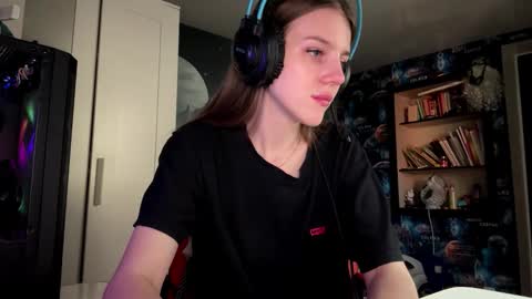 Snapshot of melonygriffen chatting on September 21, 12:04 pm Hi Im Aria 18 years old online show from September 21, 12:04 pm