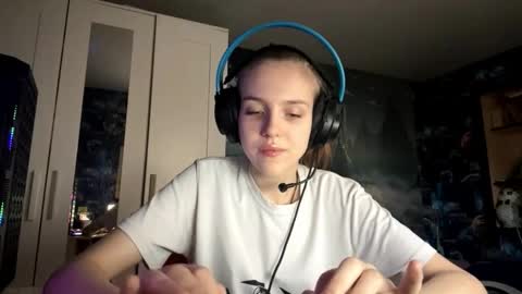 Snapshot of melonygriffen chatting on October 24, 12:23 pm Hi Im Aria 18 years old online show from October 24, 12:23 pm