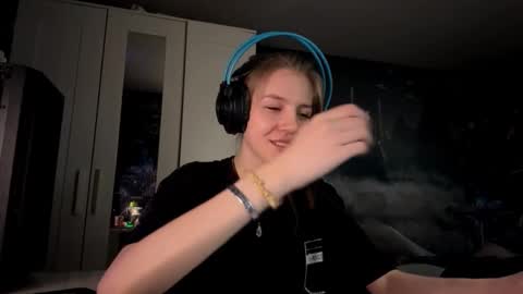 Snapshot of melonygriffen chatting on October 11, 12:41 pm Hi Im Aria 18 years old online show from October 11, 12:41 pm