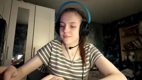 Snapshot of melonygriffen chatting on October 22, 12:21 pm Hi Im Aria 18 years old online show from October 22, 12:21 pm