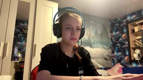 Snapshot of melonygriffen chatting on October 10, 12:32 pm Hi Im Aria 18 years old online show from October 10, 12:32 pm