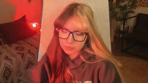 Mia online show from November 6, 3:18 pm