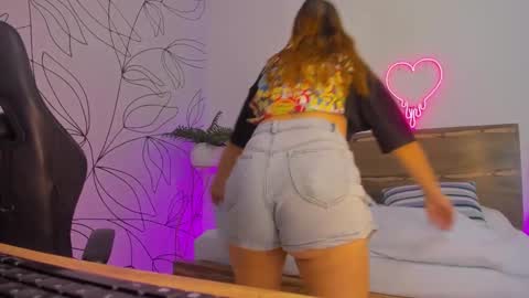 Snapshot of merida06 chatting on October 23, 2:39 am merida06 online show from October 23, 2:39 am