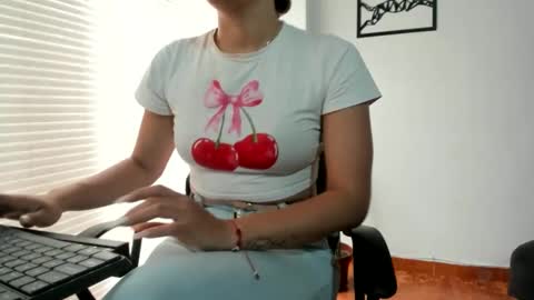 Snapshot of merlinaadams_ chatting on October 28, 4:02 pm Merlina online show from October 28, 4:02 pm