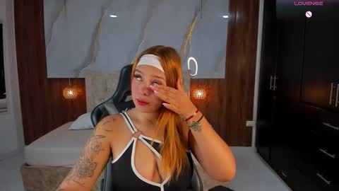 Snapshot of mia_18v chatting on October 14, 5:59 pm Violett online show from October 14, 5:59 pm