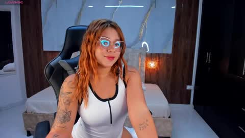 Snapshot of mia_18v chatting on March 6, 8:27 pm Violett online show from March 6, 8:27 pm