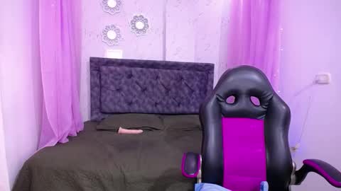 Snapshot of mia__thomson_ chatting on October 1, 1:49 pm MIA online show from October 1, 1:49 pm