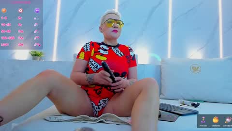 Snapshot of mia_becke chatting on January 2, 11:41 am Mia online show from January 2, 11:41 am